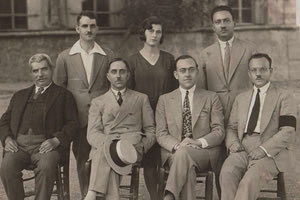 ΦΩΤΟΗΜΕΡΑΣ: Μάιος, 1930, στη Σητεία. Στη φωτογραφία υπάλληλοι του Υποκαταστήματος της Εθνικής Τράπεζας. Η κυρία της φωτογραφίας, που κατάφερε να προσληφθεί προπολεμικά στην Τράπεζα, κόντρα στο ανδρικό κατεστημένο της εποχής, είναι η Ευαγγελία Καταπότη Οικονόμου (φωτογραφία Ε. Σημαντήρη).