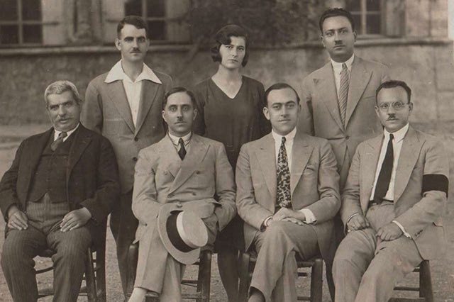 ΦΩΤΟΗΜΕΡΑΣ: Μάιος, 1930, στη Σητεία. Στη φωτογραφία υπάλληλοι του Υποκαταστήματος της Εθνικής Τράπεζας. Η κυρία της φωτογραφίας, που κατάφερε να προσληφθεί προπολεμικά στην Τράπεζα, κόντρα στο ανδρικό κατεστημένο της εποχής, είναι η Ευαγγελία Καταπότη Οικονόμου (φωτογραφία Ε. Σημαντήρη).