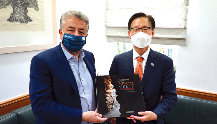Με τον πρέσβη της Δημοκρατίας της Κορέας στην Ελλάδα Jung Il LEE συναντήθηκε χθες  ο περιφερειάρχης Κρήτης Σταύρος Αρναουτάκης.