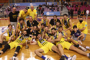 Οι παίκτες του Εργοτέλη πανηγυρίζουν τον τίτλο του Κυπέλλου Κρήτης