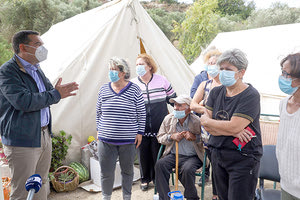 Με τους πληγέντες που μένουν σε σκηνές συνομίλησε ο Αλέξης Τσίπρας