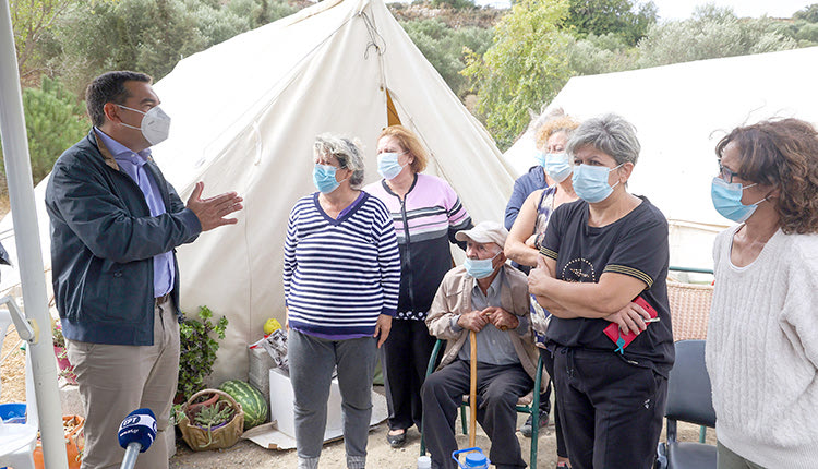 Με τους πληγέντες που μένουν σε σκηνές συνομίλησε ο Αλέξης Τσίπρας