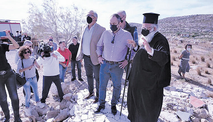 Ο υπουργός Ναυτιλίας, ο δήμαρχος Σητείας και ο μητροπολίτης  πάνω από τα συντρίμμια του Αγίου Νικολάου στον Ξερόκαμπο 