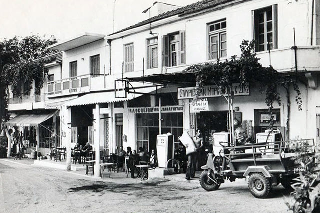 ΦΩΤΟΗΜΕΡΑΣ: ΣΤΑ ΚΑΦΕΝΕΙΑ του Σπηλίου. Φωτογραφία της δεκαετίας του ’70...
