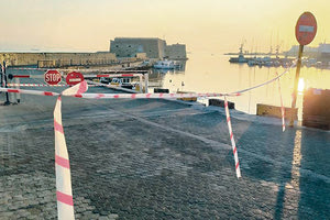 Την αγαπημένη τους συνήθεια να περπατούν ή να τρέχουν στον λιμενοβραχίονα θα στερηθούν πολλοί Ηρακλειώτες μέχρι και τη Δευτέρα, λόγω εργασιών ασφαλτόστρωσης που πραγματοποιούνται από το φρούριο Κούλε μέχρι τον φάρο.