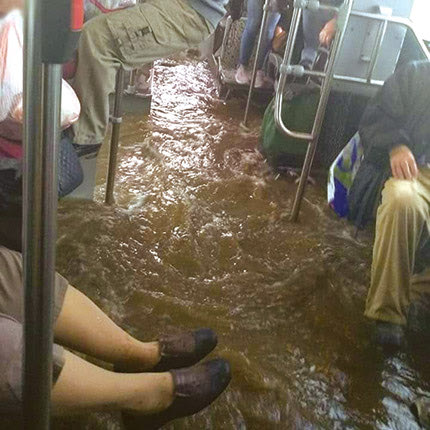 Σε ποτάμια μετατράπηκαν εκτός από τους δρόμους και τα… λεωφορεία