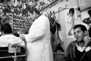 ΦΩΤΟΗΜΕΡΑΣ: Κι όμως, είναι ένα κουρείο στην Ιεράπετρα το 1971. Photographer: Jean Mounicq Ministry of Culture (France).