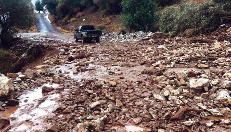 Στις Καμάρες σημειώθηκε σοβαρή κατολίσθηση στον δρόμο που συνδέει το Ηράκλειο με το Ρέθυμνο και χρειάστηκε  η επέμβαση των μηχανημάτων.