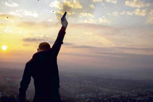 Οι άσκοποι πυροβολισμοί έβαλαν σε περιπέτειες 28χρονο αστυνομικό