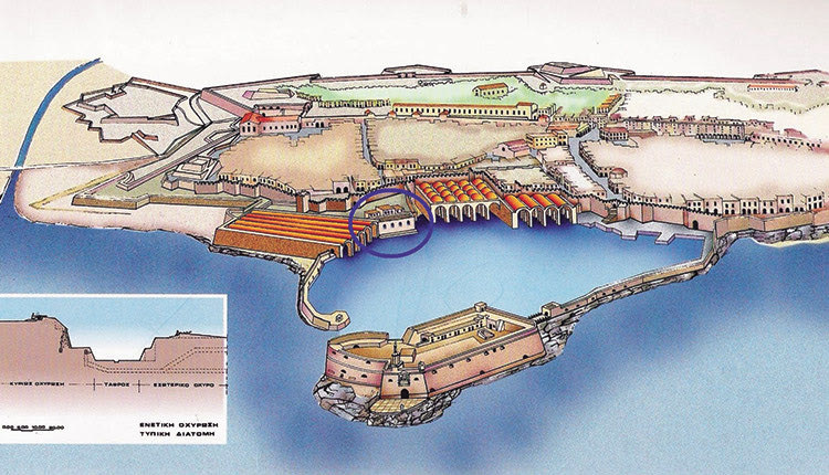 Από το βιβλίο της αείμνηστης Χρυσούλας Τζομπανάκη “Θαλασσινή τριλογία του Χάνδακα” διακρίνεται στο παραπάνω σχέδιο η οχύρωση και ο λιμένας του Χάνδακα μετά το 1615 και έως το τέλος της βενετοκρατίας. Μέσα στο σκιασμένο πλαίσιο διακρίνεται η περιοχή του Λαβύρινθου.