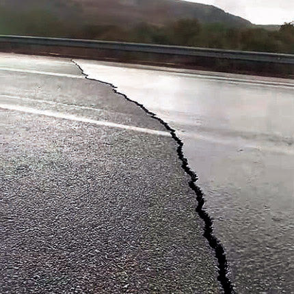 Τρομάζει  το ρήγμα  στον δρόμο  Αρκαλοχωρίου - Βιάννου 