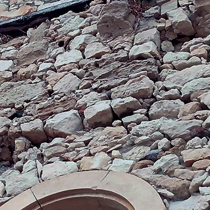 Παραπάνω από επίφοβες για πτώση οι πέτρες του μνημείου 