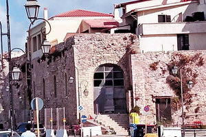 Η ιστορική γειτονιά πάνω στα Νεώρια γειτνιάζει με το κτήριο της Αποκεντρωμένης Διοίκησης