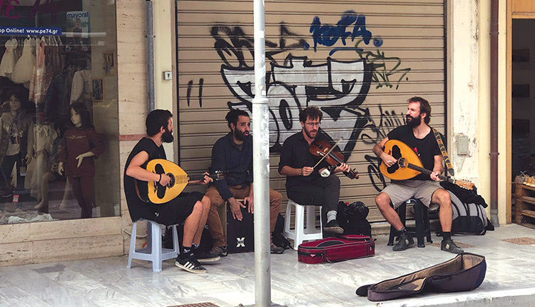 έστησαν την κομπανία τους στην κεντρική αγορά της οδού 1866 και με το βιολί και τα λαούτα τους μας ταξίδεψαν σε δρόμους αλλοτινούς, με νότες του πόνου και της αγάπης