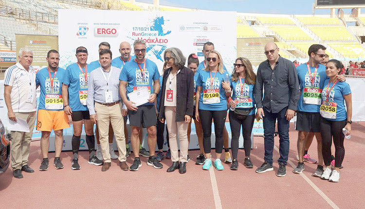  Ο ΣΕΓΑΣ και οι τοπικοί φορείς παρέδωσαν την επιταγή από τις συμμετοχές του Run Greece σε παράγοντα του Αρκαλοχωρίου για τους σεισμόπληκτους