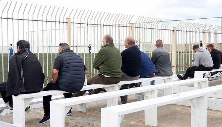 Απο ξύλινες κερκίδες είδαν οι φίλαθλοι στο γήπεδο του ΕΓΟΗ, το ματς Δειλινά - Μοίρες