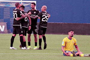 Οι παίκτες του ΟΦΗ πανηγυρίζουν το γκολ του Νέιρα με το οποίο η κρητική ομάδα πήρε τη νίκη στο Αγρίνιο