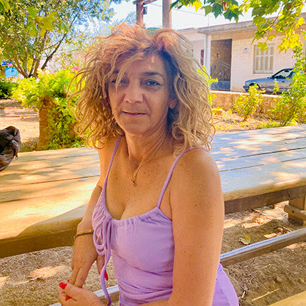 Η Αθηνά Αρβανίτη, συγχωριανή του 53χρονου αγρότη, ήταν με τον σύζυγο της στα χωράφια όταν άκουσαν τις φωνές του Αλέκου. Τον μετέφεραν με το αγροτικό τους   στο Κέντρο Υγείας. Υπέστη σοκ μόλις συνειδητοποίησε ότι το πόδι του Αλέκου ήταν κομμένο. 