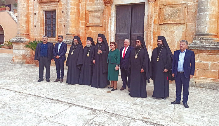 Οι συμμετέχοντες στην ιστορική εκδήλωση μπροστά στον Ναό της Αγίας Τριάδας 