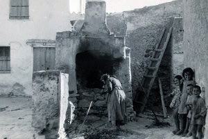 ΦΩΤΟΗΜΕΡΑΣ: Σε χωριό της Κρήτης το 1941, λίγο πριν τη Γερμανική Κατοχή.