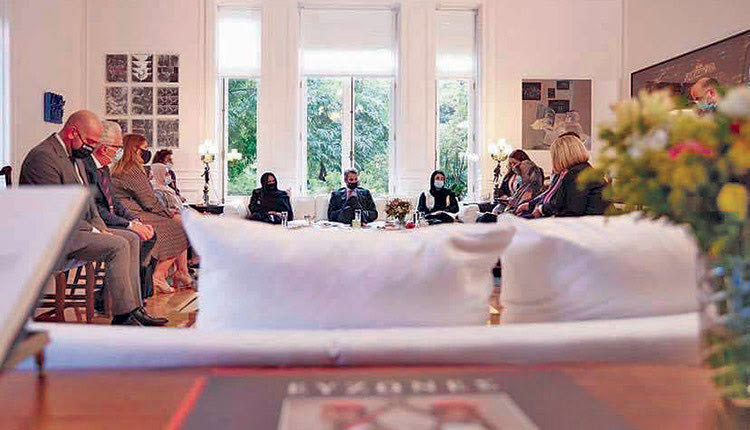 Πέρασε λίγο στα ψιλά η συνάντηση που είχε στο Μέγαρο Μαξίμου ο πρωθυπουργός με γυναίκες βουλευτές και δικαστικούς από το Αφγανιστάν που βρήκαν καταφύγιο στη χώρα μας.