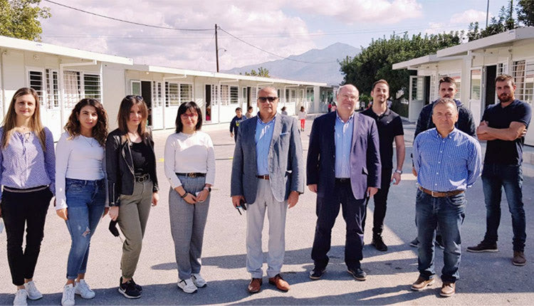 Στον αγιασμό των νέων προκατασκευασμένων αιθουσών στο Δημοτικό Σχολείο Θραψανού παρευρέθηκε χθες ο περιφερειακός διευθυντής Εκπαίδευσης Κρήτης, κ. Εμμανουήλ Καρτσωνάκης, συνοδευόμενος από τον διευθυντή Πρωτοβάθμιας Εκπαίδευσης Ηρακλείου, κ. Εμμανουήλ Μπελαδάκη,  στηρίζοντας τη δέσμευση για ομαλή μετάβαση σε μία κανονικότητα όσον αφορά την εκπαιδευτική διαδικασία στις περιοχές που επλήγησαν και συνεχίζουν να βιώνουν τις συνέπειες του καταστροφικού σεισμού της 27ης Σεπτεμβρίου, καθώς και των μετασεισμών που ακολούθησαν