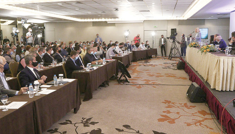 Ποιοι όμως πιέζουν τον Γιώργο Παπανδρέου να κατέβει υποψήφιος πρόεδρος; Από τον  Βασίλη Σκουρή διέρρευσε μια λίστα (προφανώς από το γραφείο του ΓΑΠ) που δίνει και… δικούς μας από την Κρήτη.