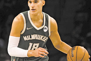 Ο Καλαϊτζάκης με τη φανέλα των Μπακς