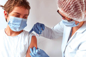 Οι γονείς δεν πρέπει να παραλείπουν ούτε μια δόση των κλασικών εμβολίων για τα παιδιά τους, λέει ο παιδίατρος