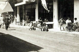 ΦΩΤΟΗΜΕΡΑΣ: Το Ηράκλειο τη δεκαετία του ‘30. Άραγε ο δρόμος είναι στα Λιοντάρια, μπροστά στο Αχτάρικα;