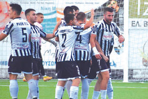 Οι παίκτες του ΠΑΟΚ πανηγυρίζουν ένα από τα τέσσερα τέρματα που πέτυχε ο Κενδριστάκης (δεξιά) στο ντέρμπι με τη Δαμάστα