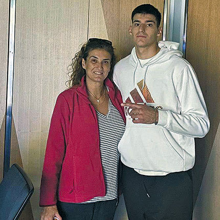   Ο Γιώργος Καλαϊτζάκης έκανε το ντεμπούτο του στο ΝΒΑ παρουσία και των γονιών του (στα αποδυτήρια των Μπακς με τη μητέρα του Ελένη)