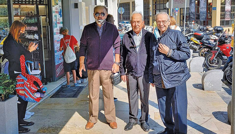 Τρεις αειθαλείς συμπολίτες μας, πρώην βουλευτές συναντήθηκαν χθες έξω από το φαρμακείο του Φρ. Παρασύρη και τα είπαν για τα παλιά και τα …νέα. Ο Δημήτης Σαρρής, ο Δημήτρης Αποστολάκης και ο Στέλιος Ματζαπετάκης