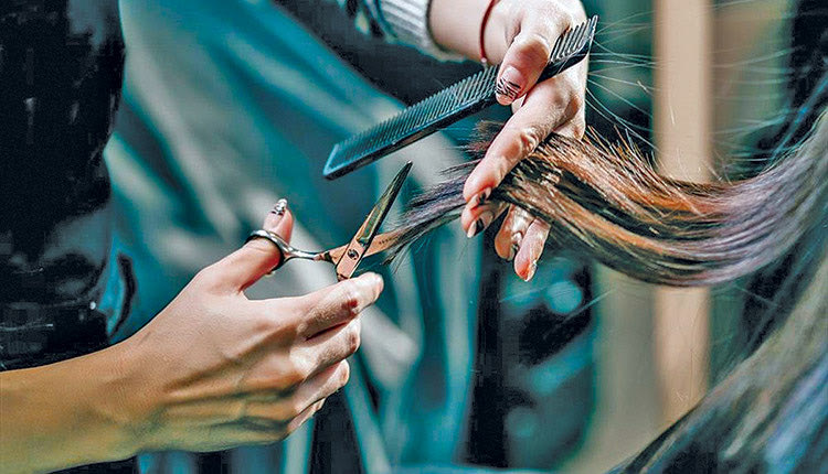 Ήθελε και… ανεμβολίαστη κομμώτρια