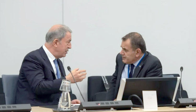 Ο υπουργός Εθνικής Άμυνας, Νίκος Παναγιωτόπουλος, είχε χθες  σύντομη συνάντηση με τον Τούρκο ομόλογό του,  Χουλουσί Ακάρ,
