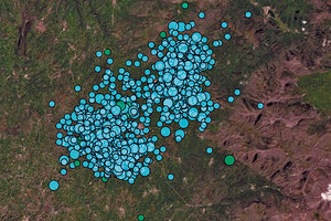 Το ελληνικό τόξο ξεκινώντας από την Κεφαλονιά, διασχίζει το νότιο Ιόνιο ανατολικά της Πελοποννήσου και περνώντας νότια της Κρήτης καταλήγει στη Ρόδο. Εδώ τα ρίχτερ χτυπoύν με μεγέθη που φθάνουν ακόμη και τους 7,5 βαθμούς. Είναι το όριο επαφής και σύγκλισης της αφρικανικής με την ευρασιατική λιθοσφαιρική πλάκα, που η πρώτη βυθίζεται με ταχύτητα περίπου 4,5 εκατοστών τον χρόνο κάτω από τη δεύτερη, και είναι αυτή η τιτάνια «μάχη» των πλακών στο νότιο Αιγαίο είναι η κύρια αιτία εκδήλωσης των περισσότερων σεισμών στην Ελλάδα.