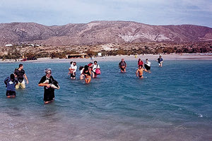 Αναζητώντας τα σπήλαια της εθνεγερσίας στη δυτική ακτογραμμή της Κρήτης