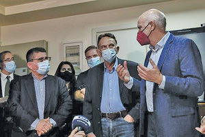 Δύο υπογραφές λιγότερες από τα μέλη της Κεντρικής Πολιτικής Επιτροπής μετρά ο Γιώργος Παπανδρέου στην κούρσα για τη διεκδίκηση της ηγεσίας του ΚΙΝΑΛ