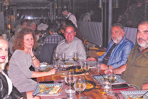 Παράγοντες του Ηροδότου στο τραπέζι προς τους δημοσιογράφους