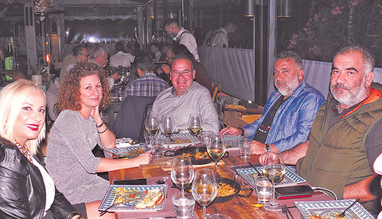 Παράγοντες του Ηροδότου στο τραπέζι προς τους δημοσιογράφους