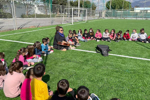 η Ματούλα Ζαμάνη σε σχολείο στο Αρκαλοχώρι