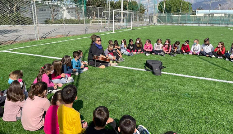 η Ματούλα Ζαμάνη σε σχολείο στο Αρκαλοχώρι