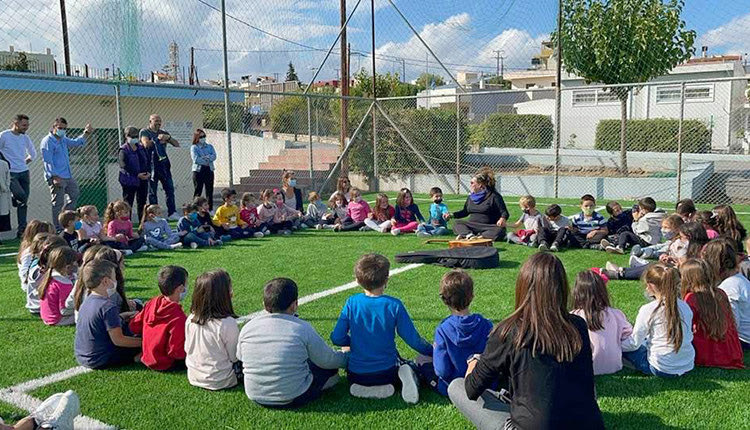 η Ματούλα Ζαμάνη σε σχολείο στο Αρκαλοχώρι