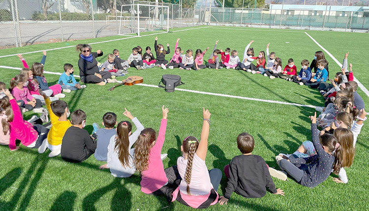 η Ματούλα Ζαμάνη σε σχολείο στο Αρκαλοχώρι