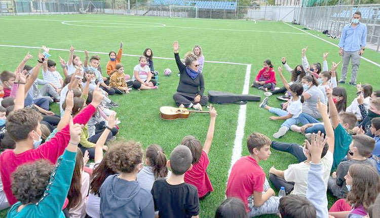 η Ματούλα Ζαμάνη σε σχολείο στο Αρκαλοχώρι