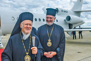 Θερμή υποδοχή στον Οικουμενικό Πατριάρχη Βαρθολομαίο επεφύλαξαν ιερείς και μέλη της ελληνοαμερικανικής κοινότητας κατά την άφιξή του στην Ουάσιγκτον