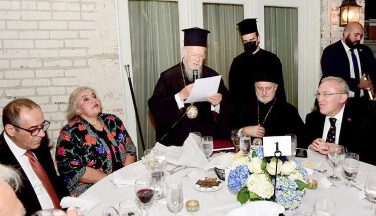 Πάντως, την “έφερε” η Πρέσβειρα της Ελλάδας στην Ουάσιγκτον, η κ. Αλέξάνδρα Παπαδοπούλου, στους Τούρκους. Προσκάλεσε, ως όφειλε, και τον πρέσβη της Τουρκίας Hasan Murat Mercan, στο δείπνο προς τιμή του Οικουμενικού Πατριάρχη κ. Βαρθολομαίου.