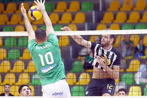 Ο Τσέλιος μπλοκάρεται από τον Μπάση στο ματς του ΟΦΗ με τον ΠΑΟ