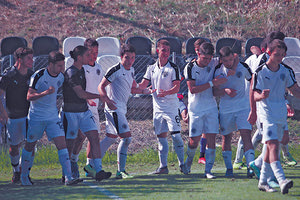 Πανηγυρίζουν οι παίκτες της Κ-19 του ΟΦΗ τη δεύτερη νίκη τους