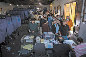 Ως τις 2.30 το μεσημέρι είχαν ψηφίσει περισσότερα από 2.000 άτομα.